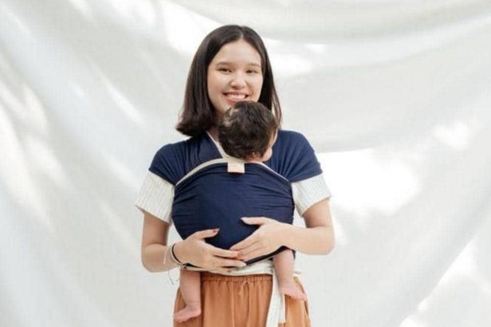 Hindari kesalahan saat menggendong bayi dengan posisi M-Shape