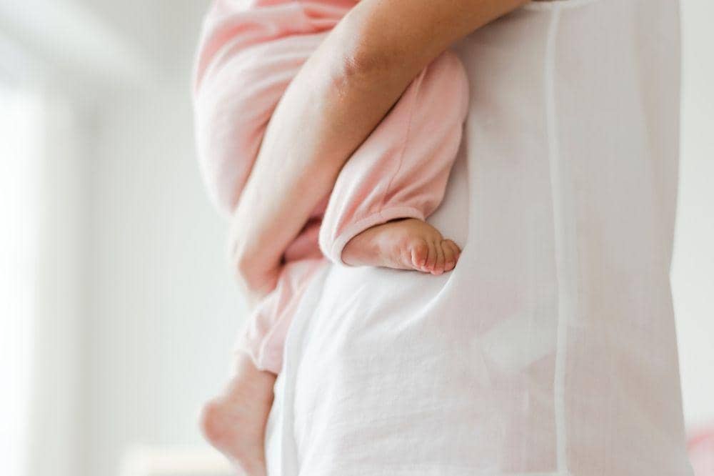 Posisi M-Shape saat menggendong bayi