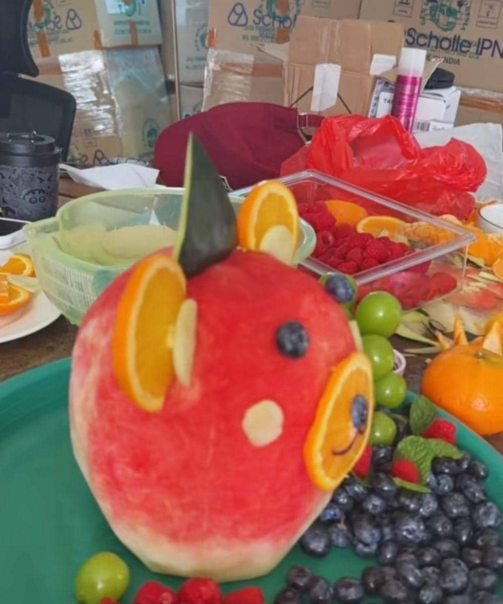 Zoe Harper Bertoli Dapat Kue Fruit Cake Spesial 3
