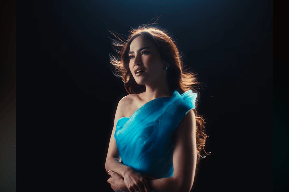 Rambut Panjang yang Ditata Elegan