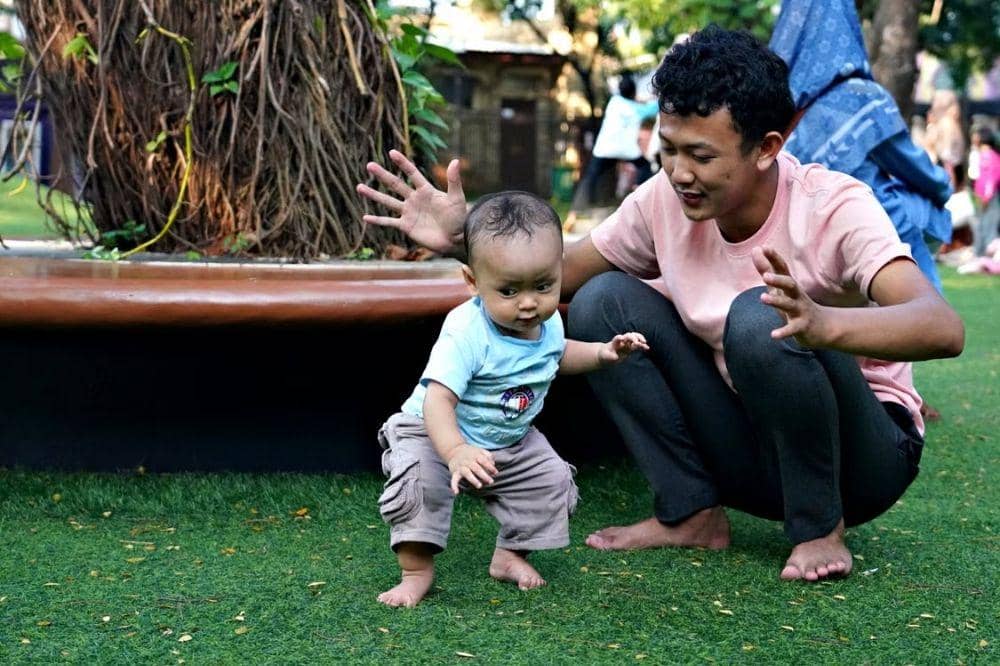 Cara Melatih Bayi Berjalan