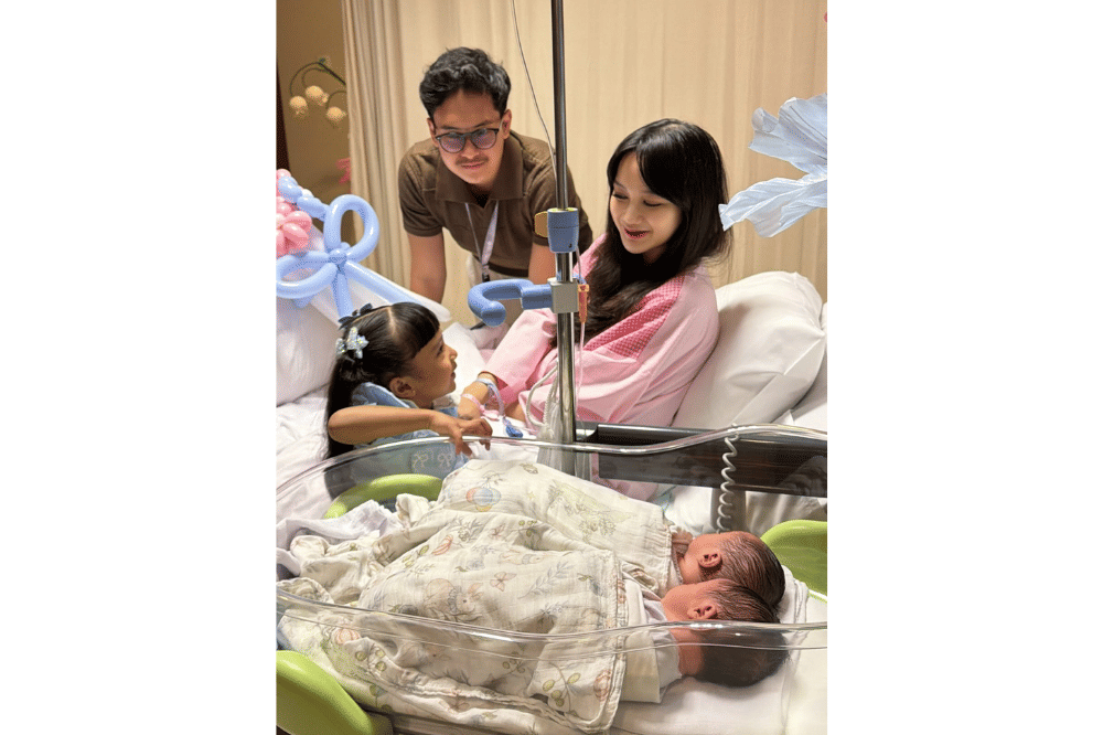 Foto anak kembar Nanda Arsyinta dan Ardya Tridwantoro