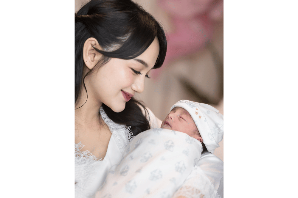 Foto wajah anak kembar Nanda Arsyinta