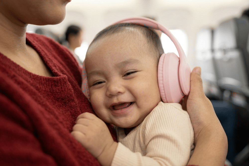 Perlukah Bayi Menggunakan Earmuff saat di Pesawat?