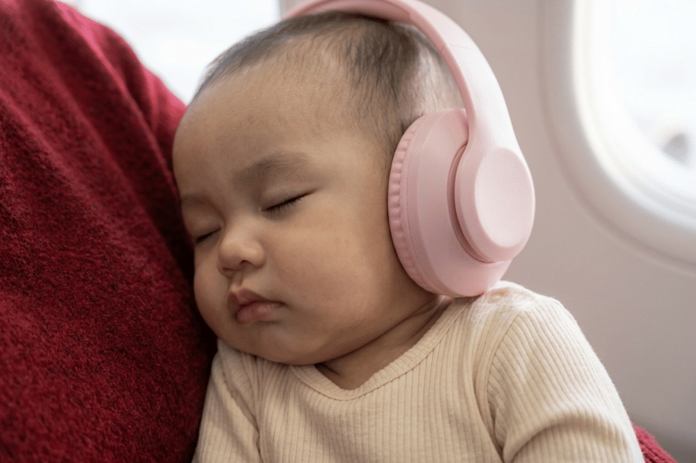 Manfaat Earmuff pada Bayi saat di Pesawat