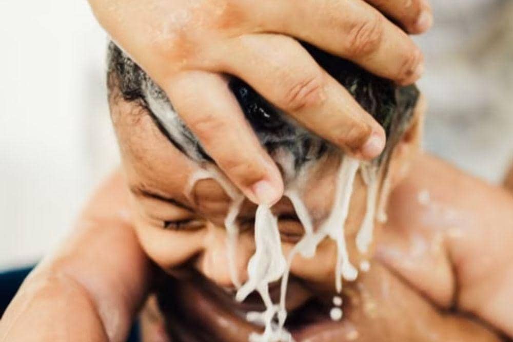Gunakan sabun bayi yang lembut