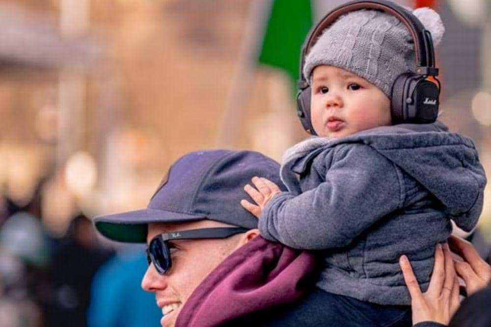 Kapan Waktu yang Tepat untuk Memakaikan Earmuff pada Bayi