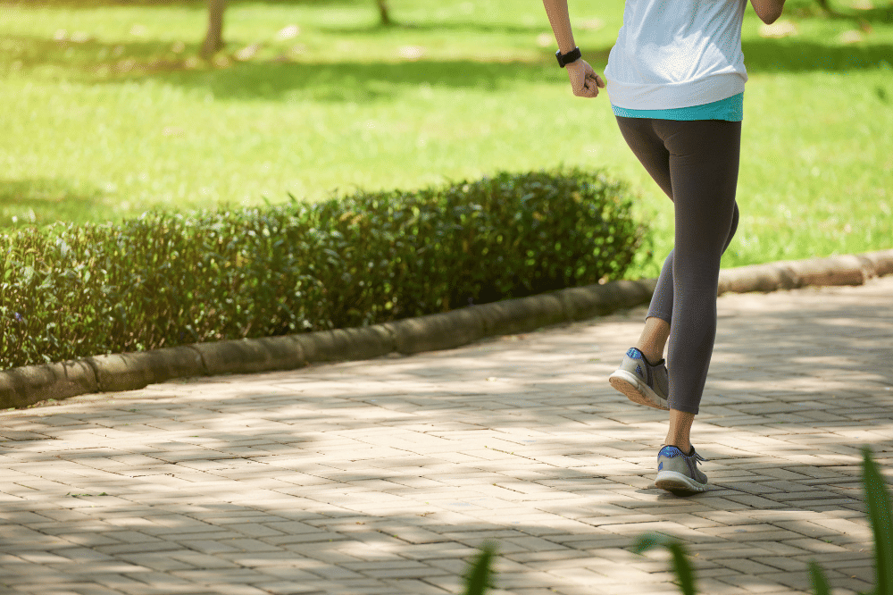 1. Jalan kaki atau joging