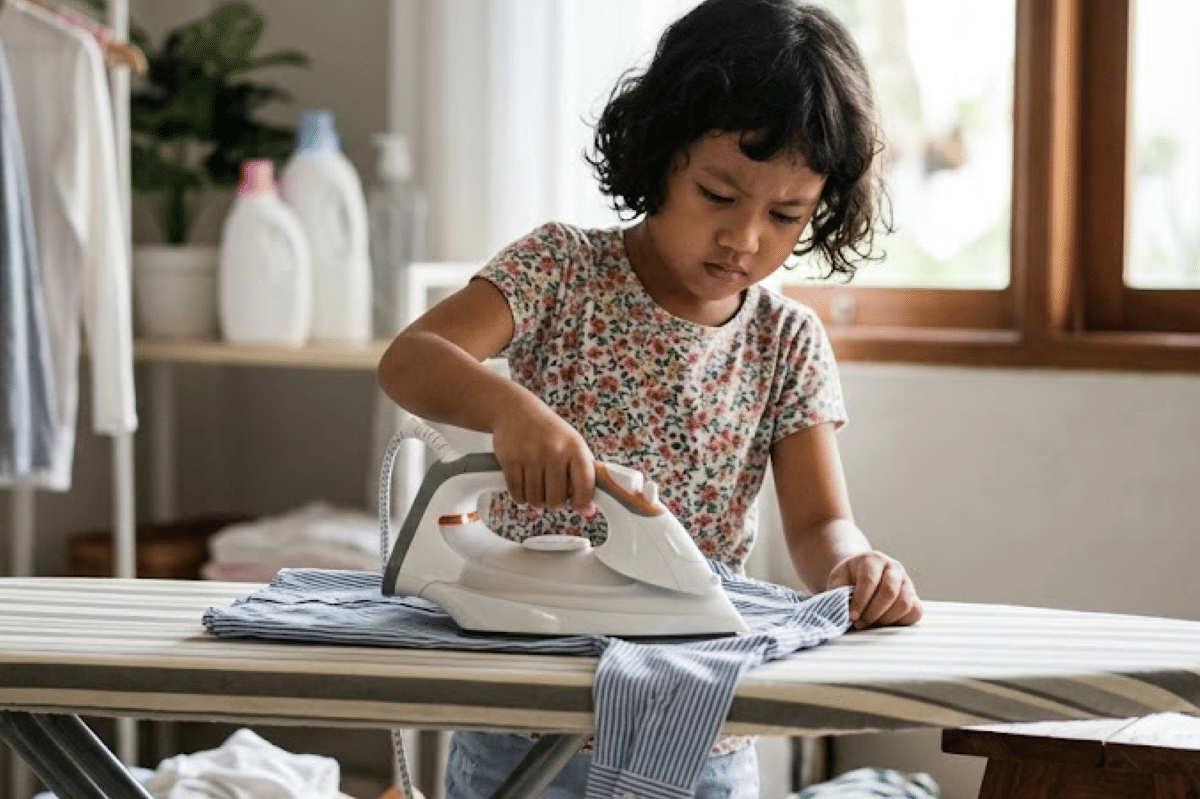 Menyetrika sendiri membuat anak melatih ketelitian dan koordinasi