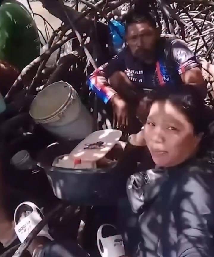Emma dan temannya memanen kepiting Devil Crab untuk dikonsumsi bersama