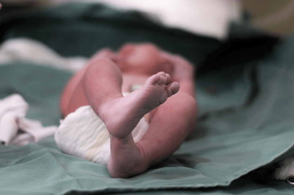 Memantau BAK dan BAB bayi