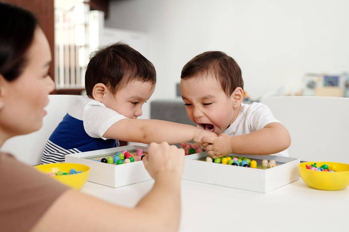 Hal yang bisa membuat anak usia 2 tahun sedih ketika dipaksa berbagi permainan dengan temannya