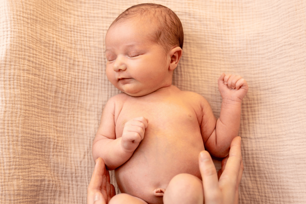 5 Hal pada bayi baru lahir yang terlihat 'seram', padahal normal.