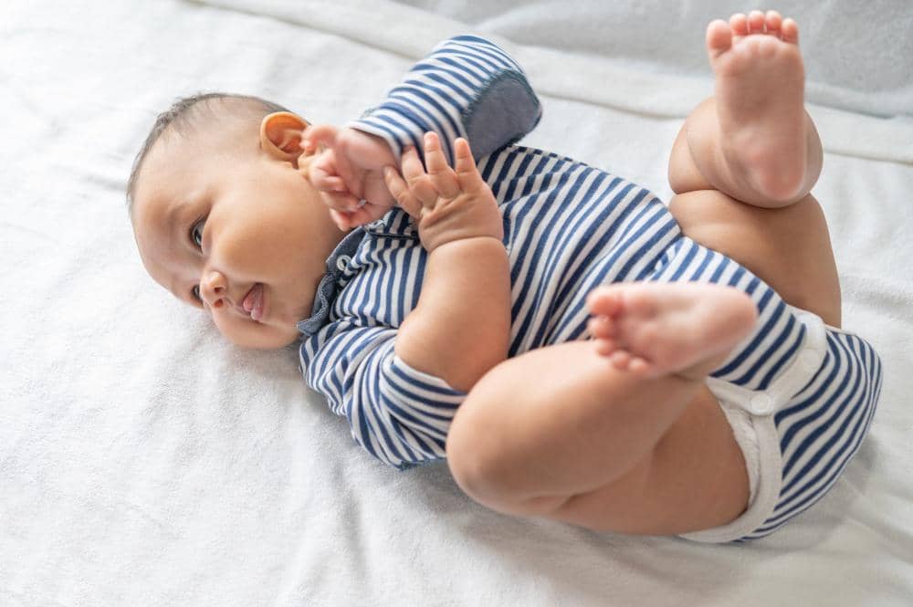 Kenapa Bayi Suka Mengangkat Kaki ke Atas? Ini Alasannya