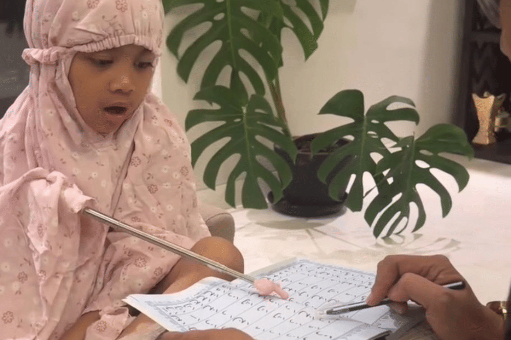 Nakeya fokus belajar mengaji
