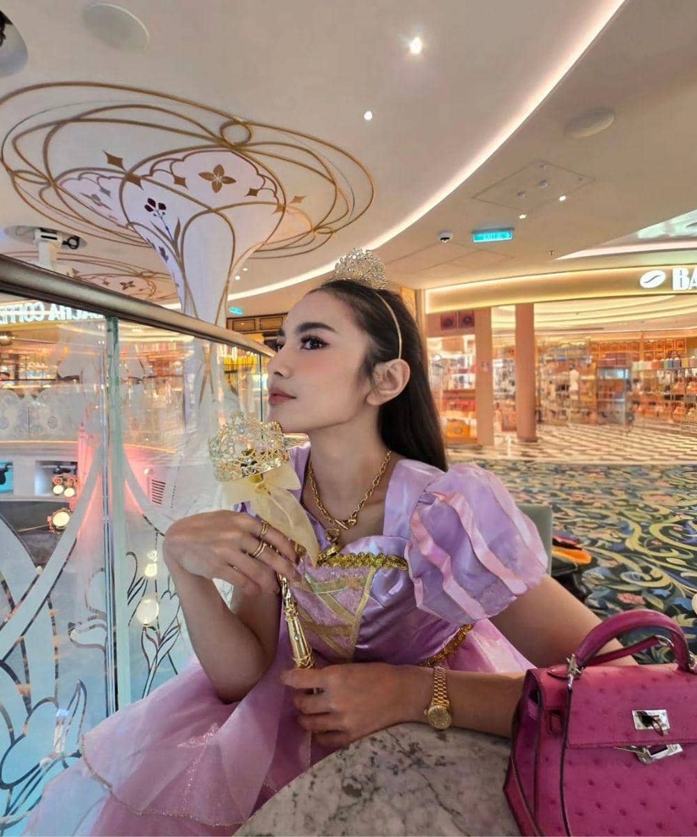 Keseruan Mahalini dan Selina di Disney Cruise 1