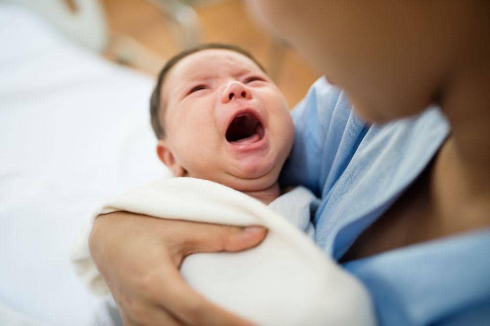 Kenapa Bayi Usia 3 Bulan Suka Tiba-tiba Marah saat Menyusu?