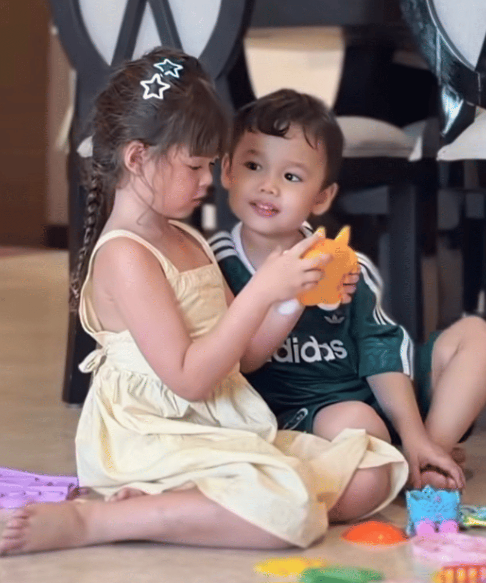 Ken senang bermain dengan Kimberly karena bisa Bahasa Inggris