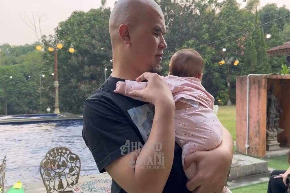 Sisi lembut Ahmad Dhani saat bersama cucunya