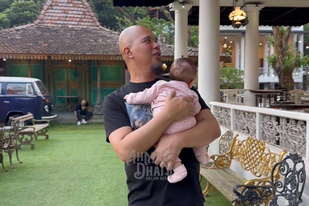 Ahmad Dhani jalan-jalan santai sambil momong Soleil