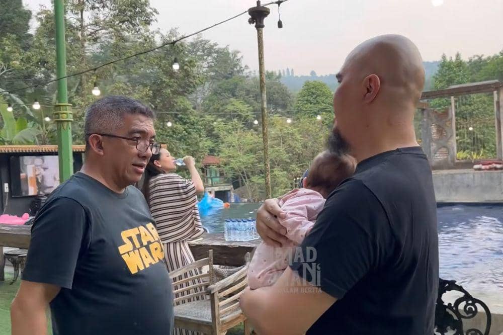 Momong cucu di tengah momen kumpul keluarga