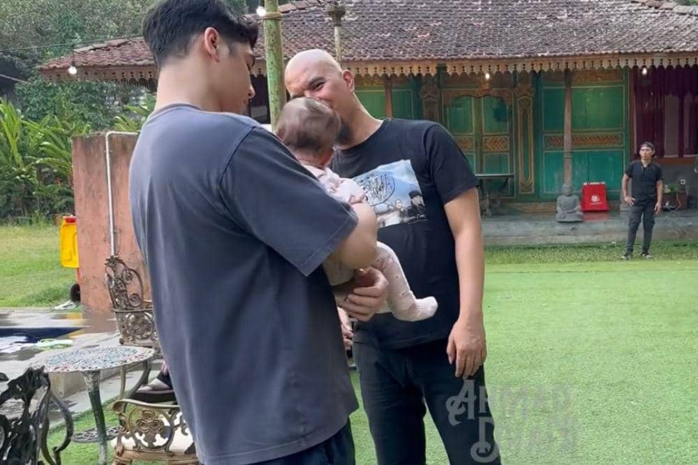 Ahmad Dhani tak canggung menjalani peran sebagai kakek nih