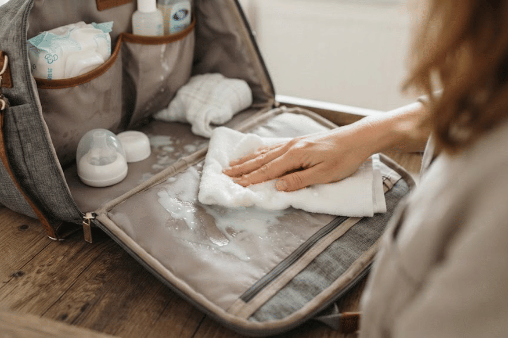 Angkat sisa cairan dengan kain mikrofiber