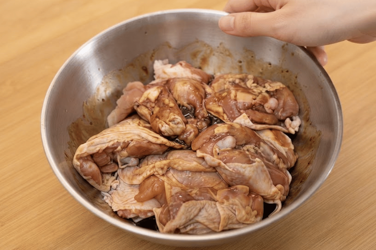 Marinasi ayam terlebih dahulu agar bumbunya lebih meresap ke ayam