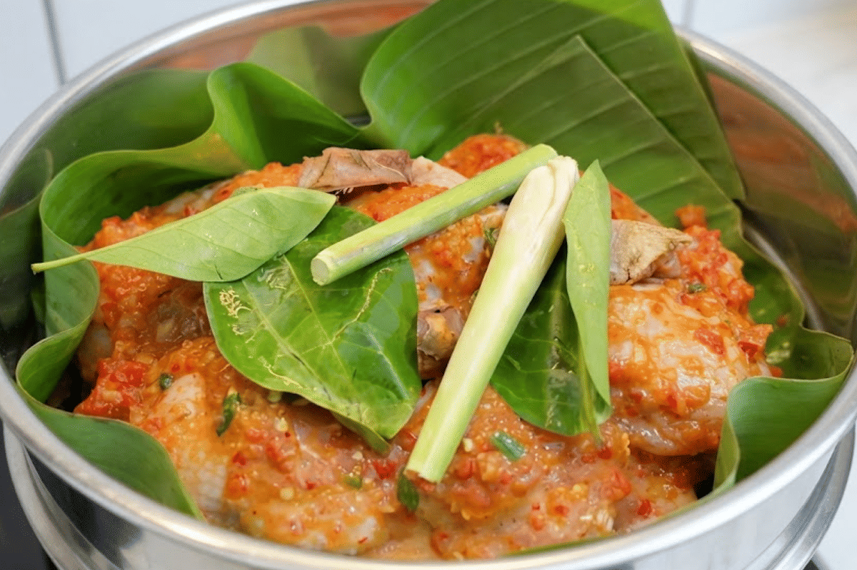 Tinggal kukus ayam menggunakan daun pisang agar harum