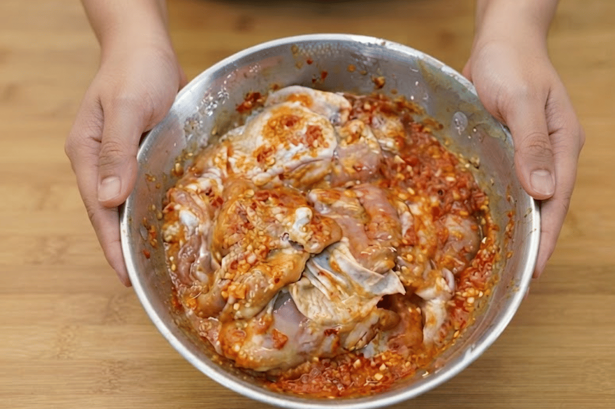Haluskan bumbu pedasnya kemudian di campur ke ayam