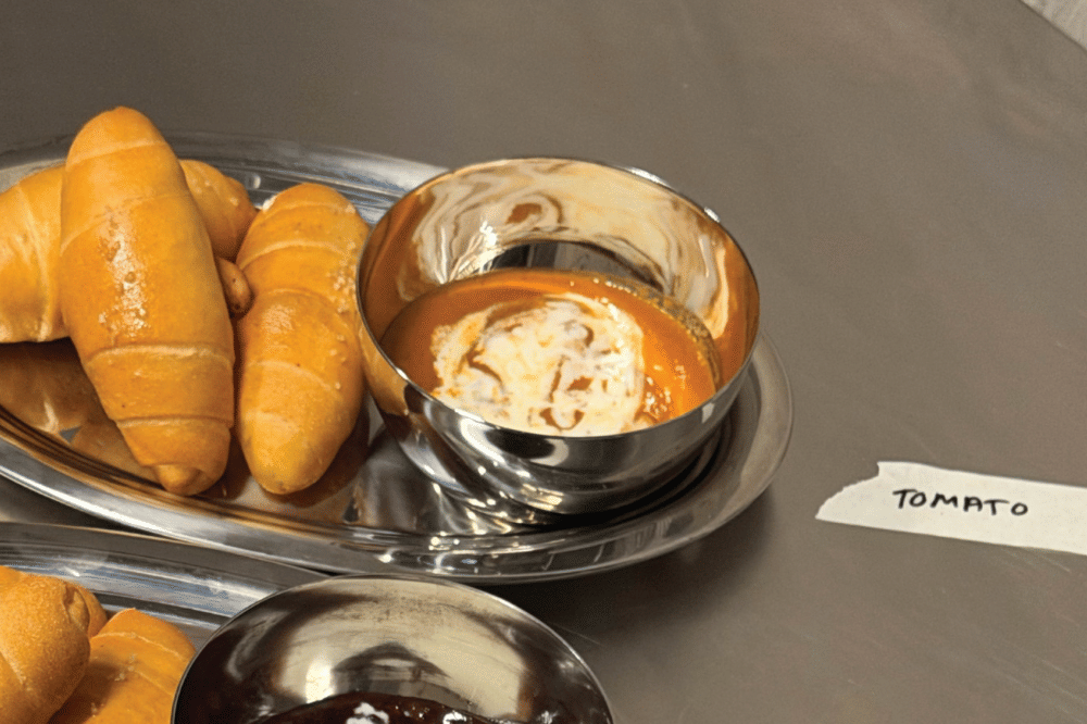 Ada menu dine-in dengan cocolan sup hangat