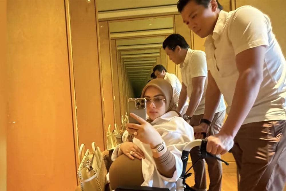 Keguguran kedua terjadi saat berada di Amerika dan ternyata mengandung bayi kembar