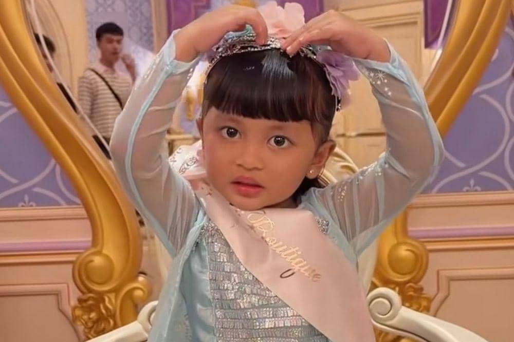Menggemaskan! Harumi Anak Hanum Mega Tampil seperti Elsa di Disneyland