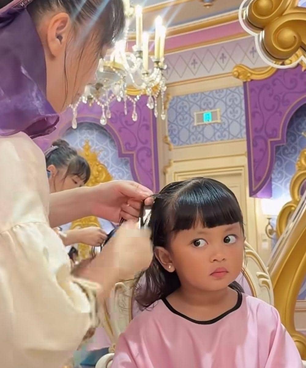 Harumi Amira Shalihah Tampil Bak Elsa di Disneyland 1