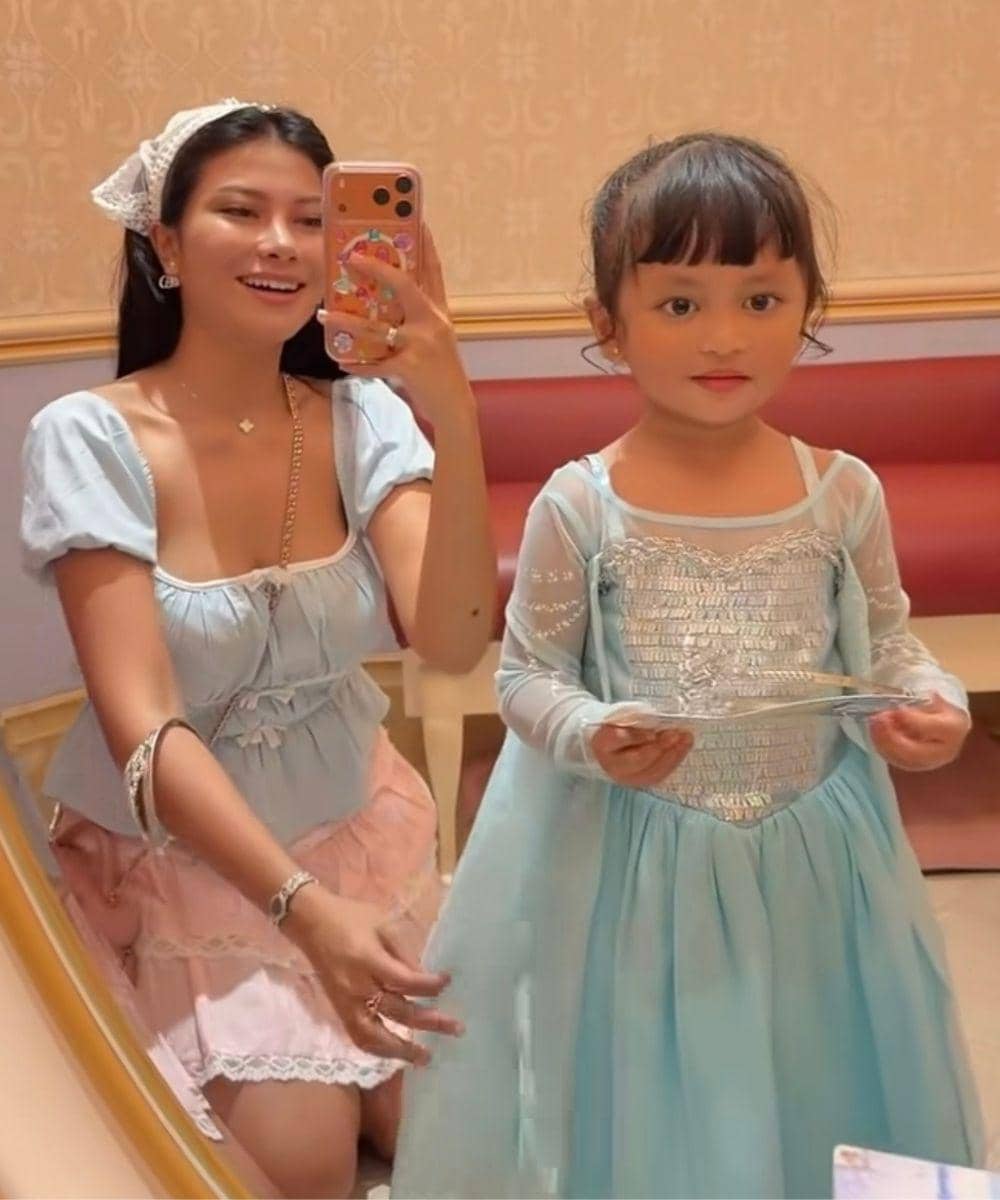 Harumi Amira Shalihah Tampil Bak Elsa di Disneyland 2