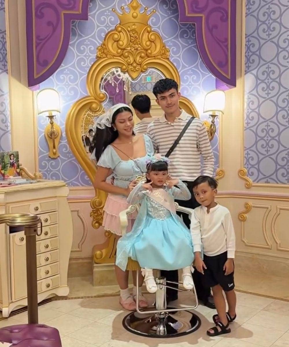 Harumi Amira Shalihah Tampil Bak Elsa di Disneyland 3