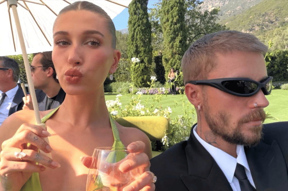Hailey Bieber Kenakan Busana Vintage Versace ke Undangan Pernikahan