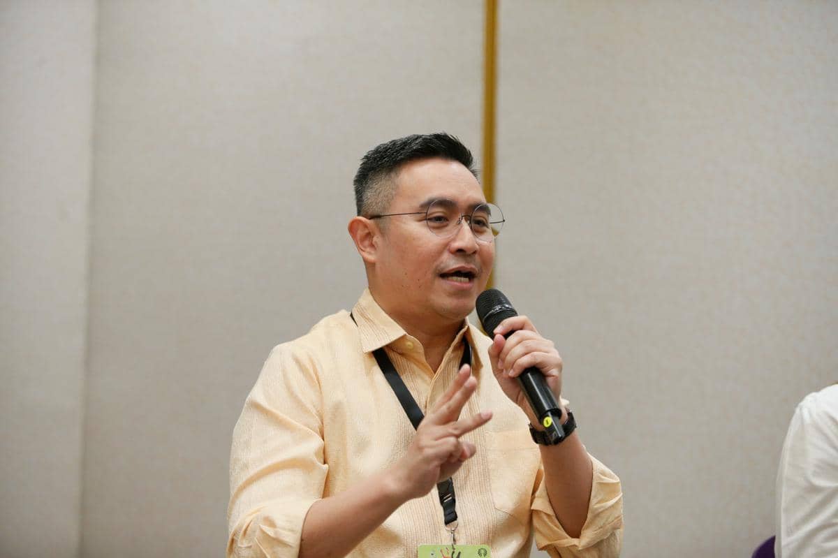 Medical and Scientific Affairs Director Danone Indonesia, Dr. dr. Ray Wagiu Basrowi, MKK, FRSPH. sedang memberikan presentasi