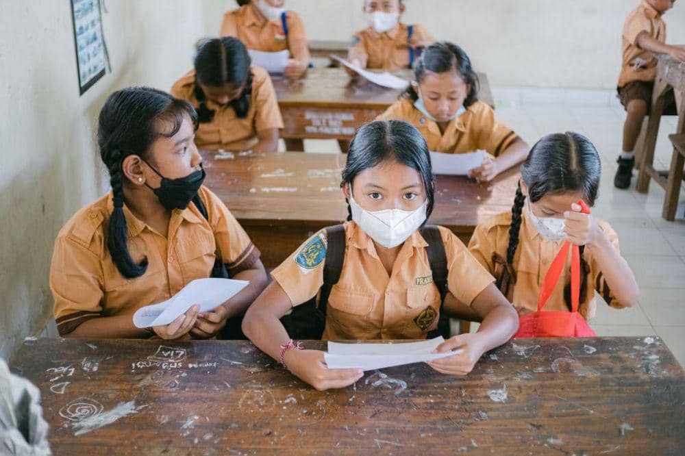 anak pakai masker di sekolah