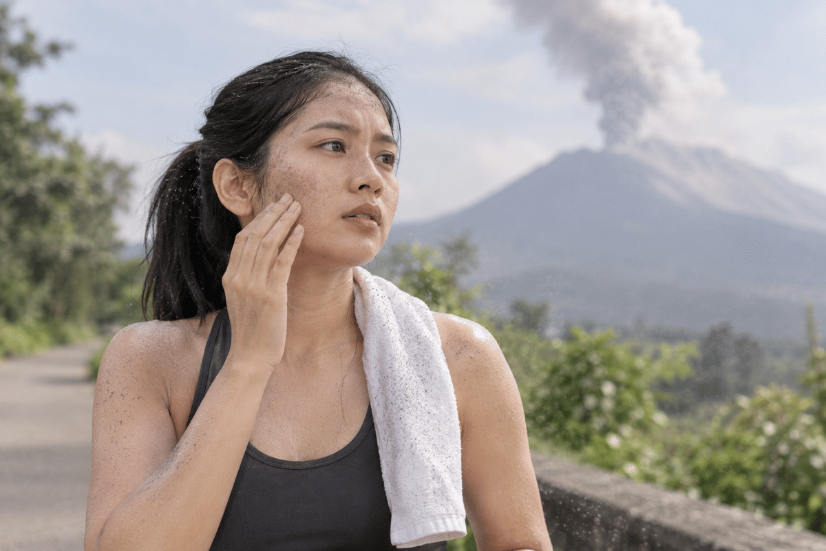 7 Dampak Abu Vulkanik pada Kulit & Cara Mencegahnya, Mama Wajib Tahu!