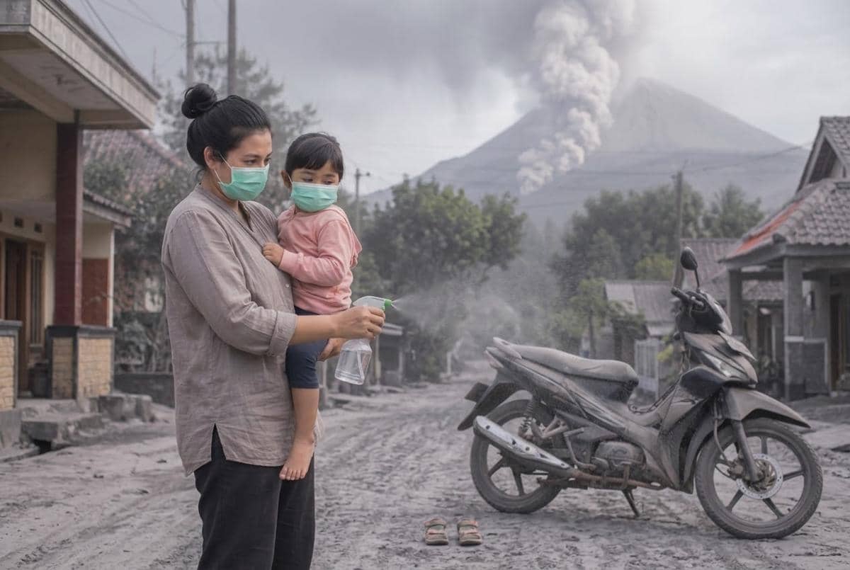Cara melindungi anak saat hujan abu vulkanik