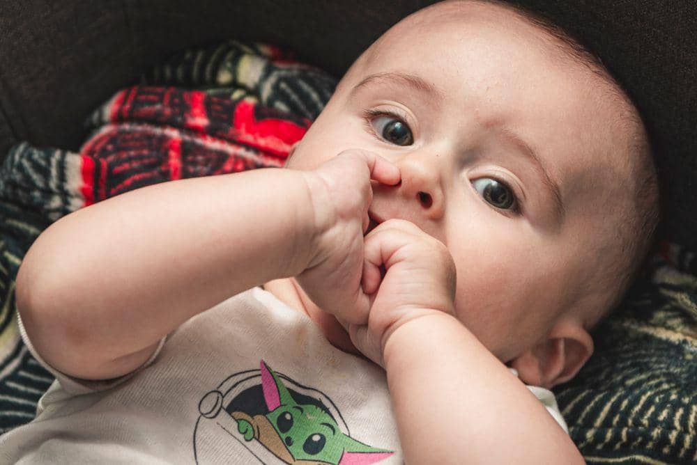 Bayi sering masukkan tangan ke mulut, perlukah dicabut?