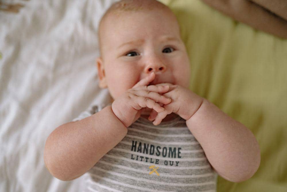 Penyebab umum bayi memasukkan tangan ke mulut