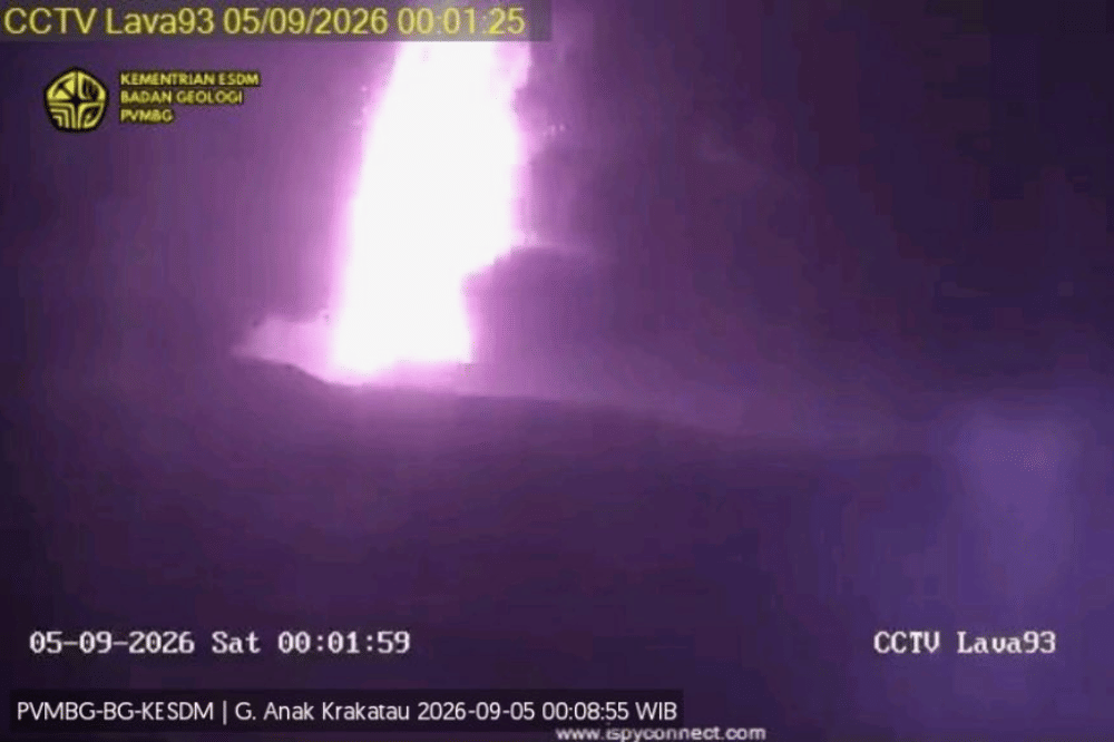 Erupsi disertai air mancur lava pijar