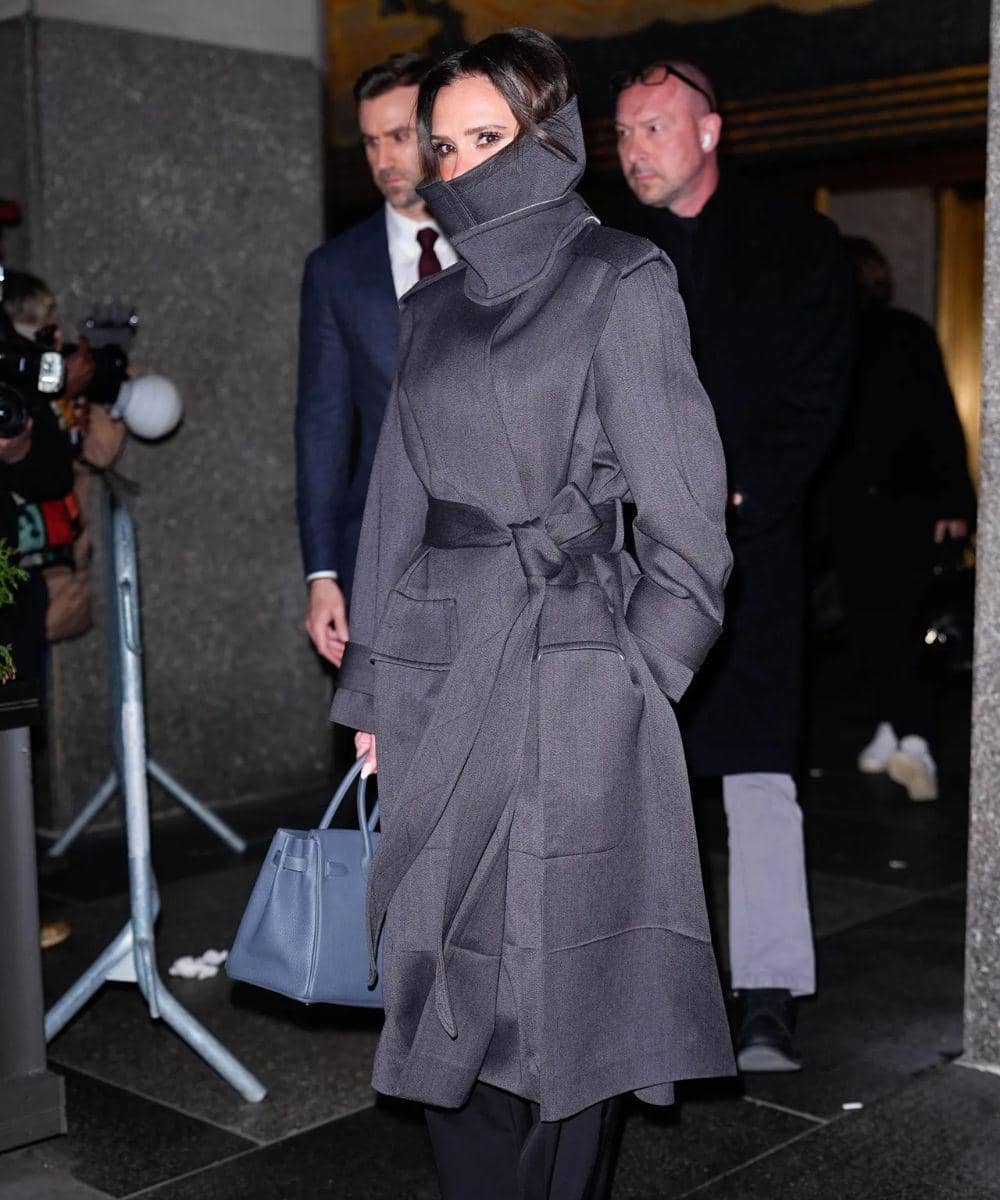 Funnel-neck coat untuk tampilan elegan