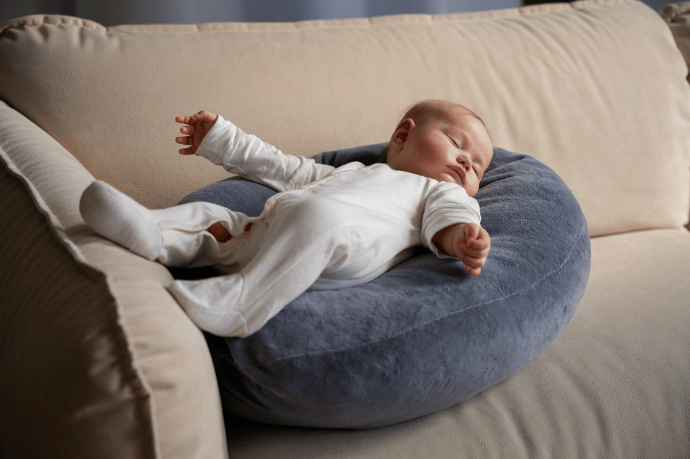 Kenapa bayi suka tidur dengan posisi yang aneh-aneh?