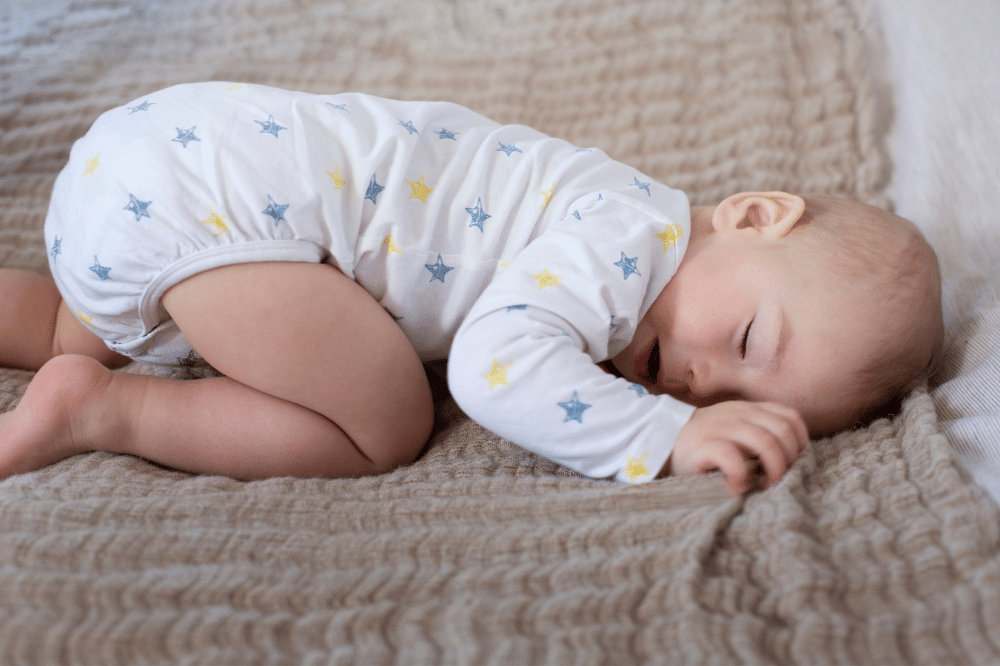Kenapa Bayi Suka Tidur dengan Posisi yang Aneh-Aneh? Ini Kata Dokter