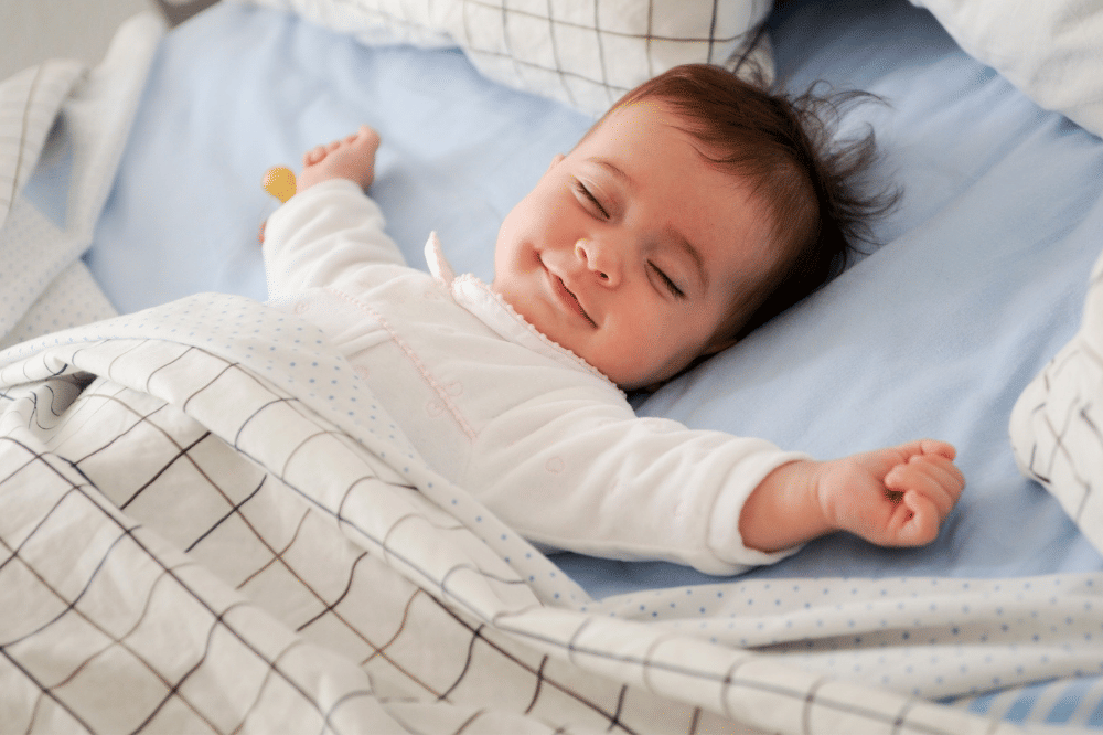 Kenapa bayi suka tidur dengan posisi yang aneh-aneh?