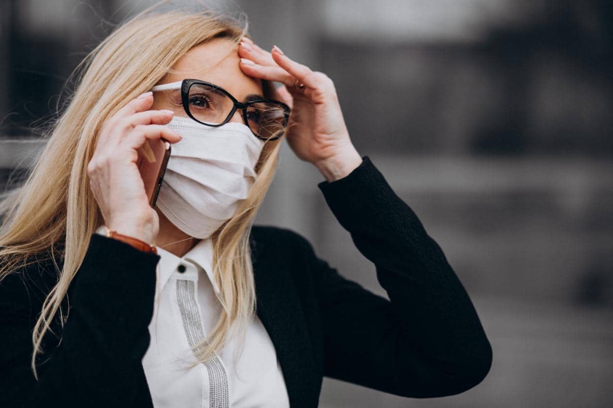 Gunakan masker dan kacamata selama di luar ruangan