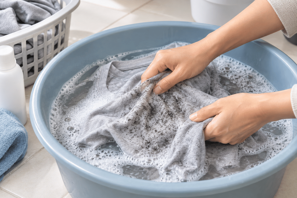 5 Cara Mencuci Baju yang Terkena Abu Vulkanik, Pisahkan Pakaian Lain